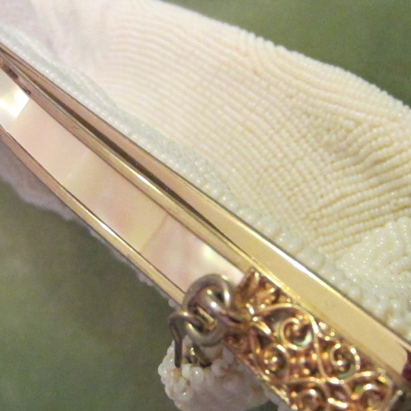 Broadway Exclusive White Sequined Floral Beaded Handbag MOP On Brass Frame - Picture 9 of 15